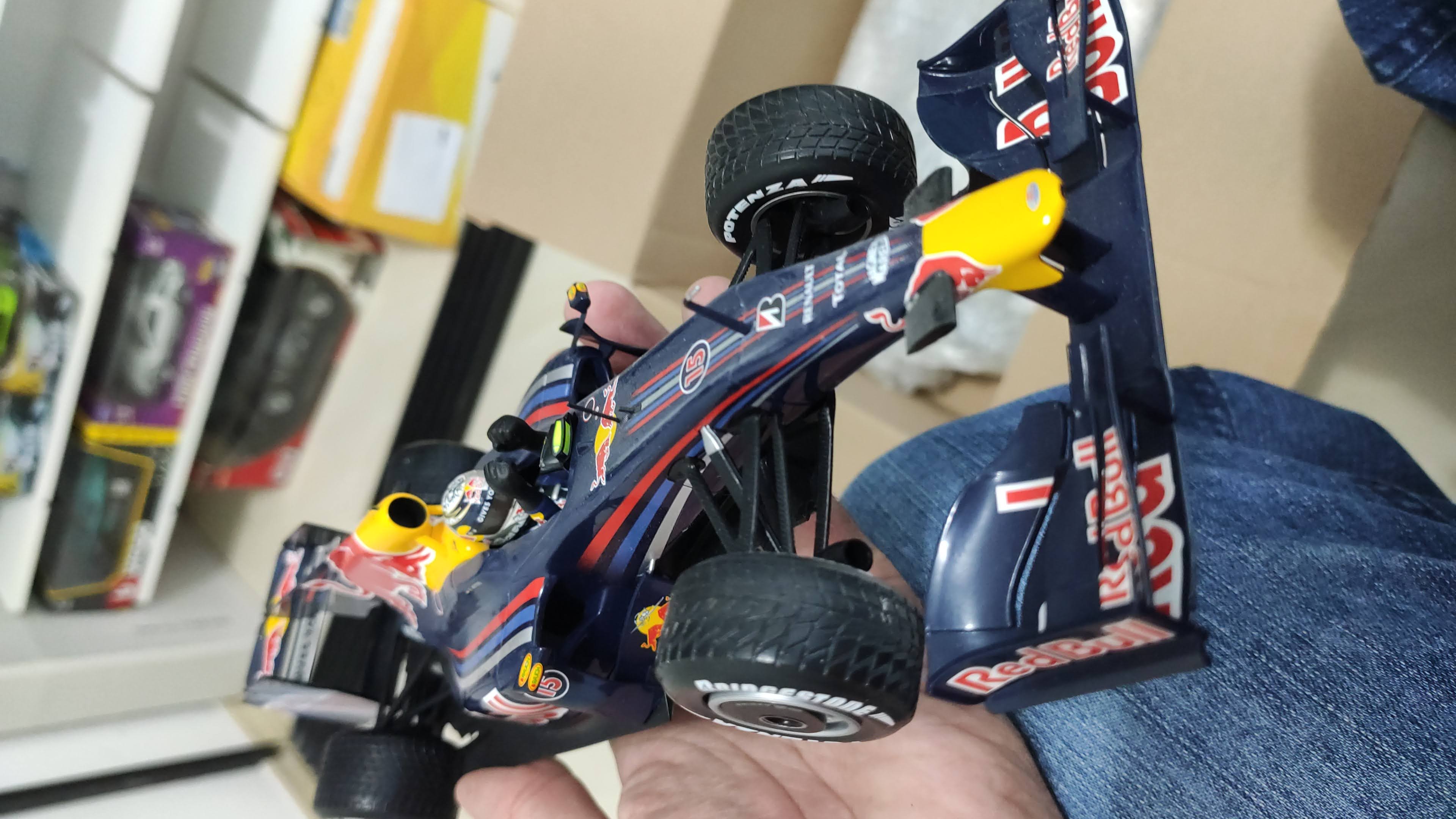 SEBASTIAN VETTEL 2009 RED BULL RACING RB5 1:18